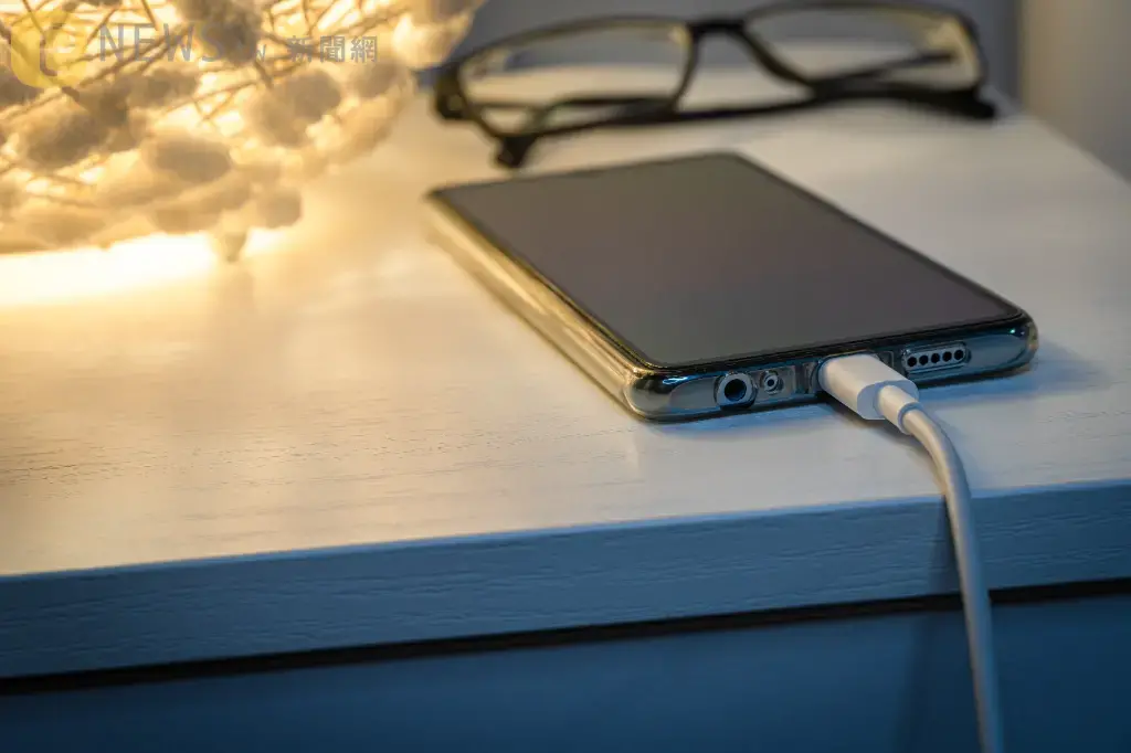 注意！　Apple提醒iPhone手機用戶：「一邊睡覺一邊充電」恐釀大禍