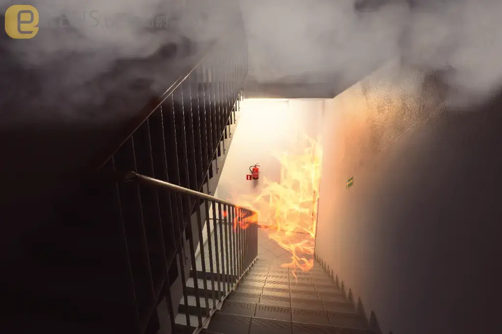 2樓神明廳一早無故起火！險燒光台南民宅　16輛消防車噴水柱灌救