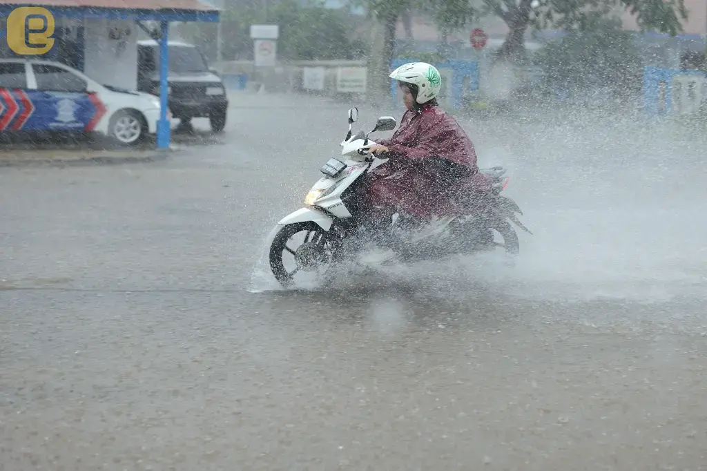 國家警報響了！中央氣象局發布「大雷雨特報」　全台各縣市嚴防淹水
