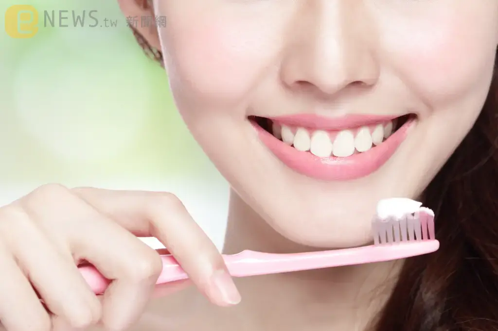 女「橫向刷牙」超過20年！牙齒竟刷出一個洞　專家吐原因：一定要刷對