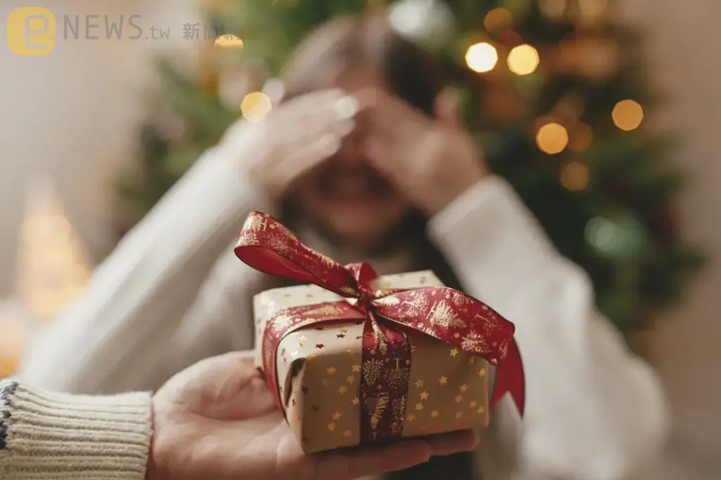 爸媽每年必撒「聖誕老人送禮物」小謊言！小孩幾歲開始不信？專家解答了
