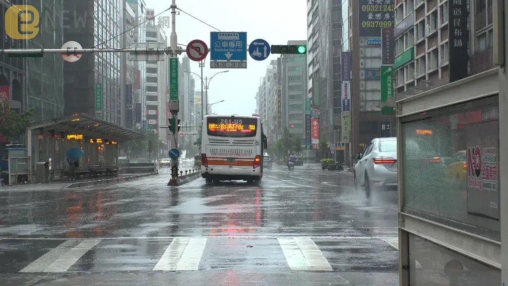 不爽公車開太慢！新竹男超車超不過竟「持開山刀」當街砍向司機