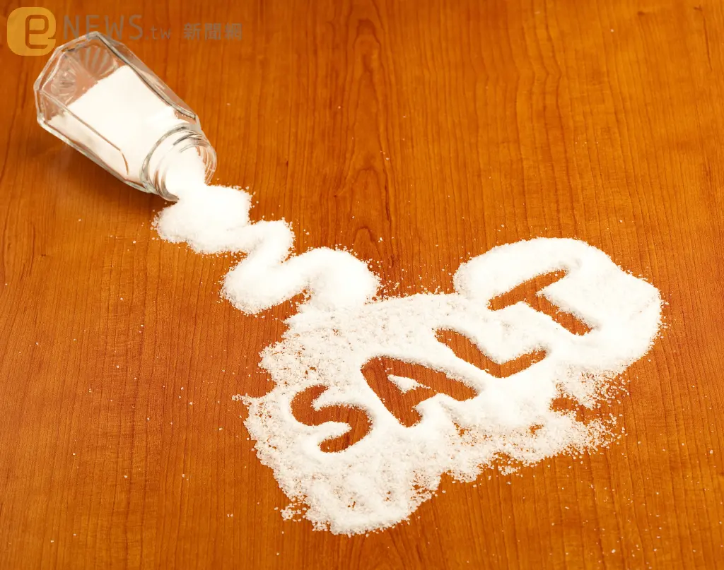 鹽吃太多竟會「引發濕疹」！研究：每天多攝1大麥克鈉量　異位性皮膚炎風險飆22%