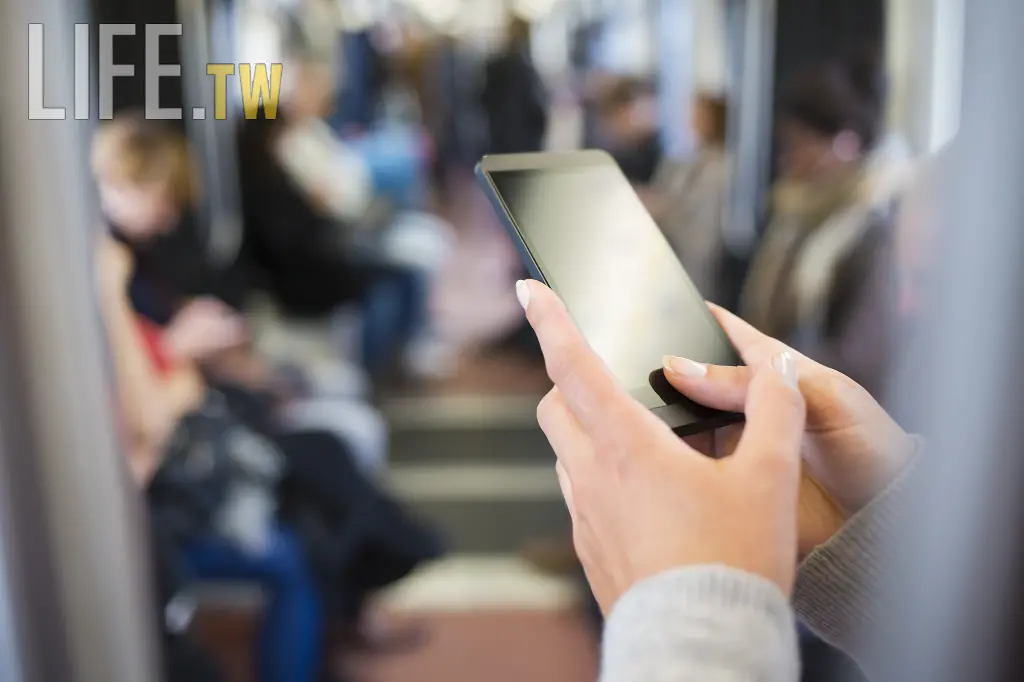 為什麼比爾蓋茲不給小孩用手機？瑞典學者：螢幕使用時間與罹患憂鬱症風險有關係