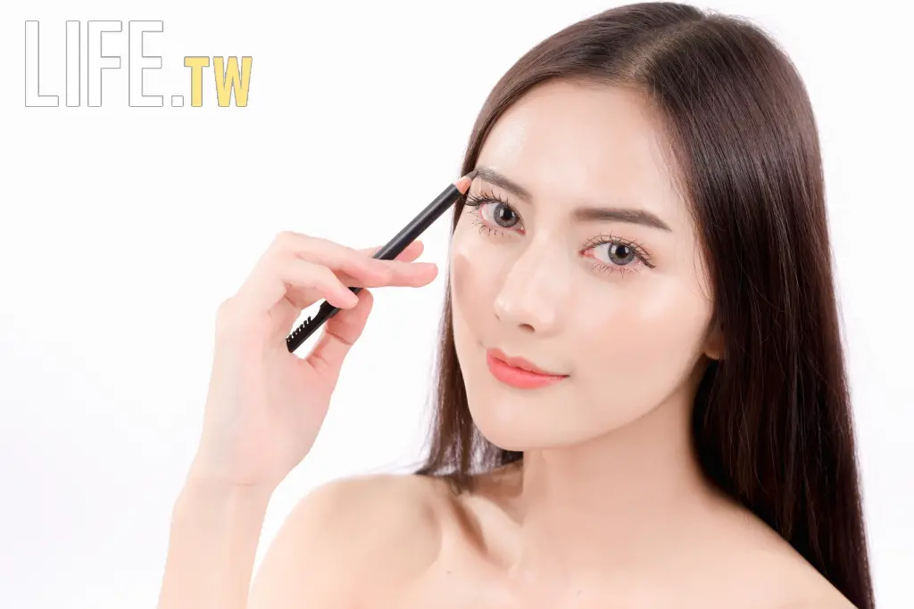 2026丙午年「開運妝容」！命理師曝4大重點：眉毛整齊、眼神有神澤